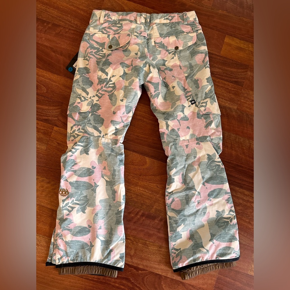 686 Women Insulated Cargo Snowboard Pant (Small) in Pink & Green Camo Leaf Print